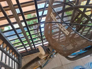 bicicleta de paseo en color azul con cesta