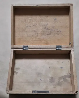 Caja de madera antigua con rosas