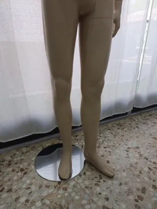 Maniquí hombre beige