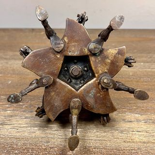 Especiero indio en latón con pavo real y elefantes