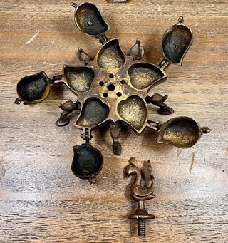 Especiero indio en latón con pavo real y elefantes