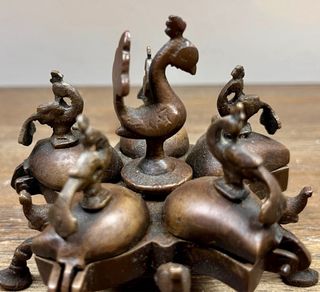 Especiero indio en latón con pavo real y elefantes