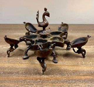 Especiero indio en latón con pavo real y elefantes