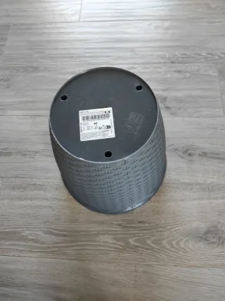 Cubre macetas gris tejido plástico