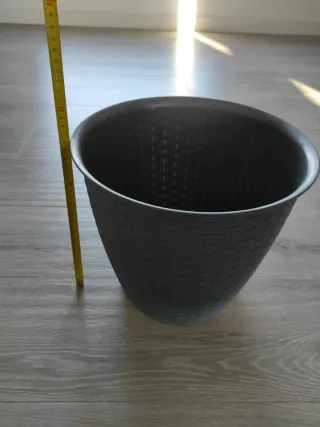 Cubre macetas gris tejido plástico