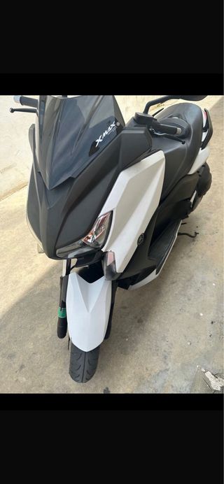 Yamaha XMAX 400 Maxi Scooter Automática