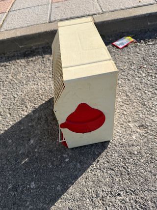 Jaula de concurso beige y roja