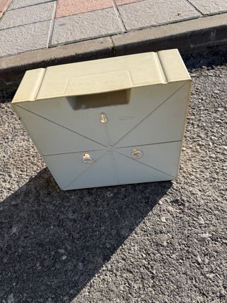 Jaula de concurso beige y roja