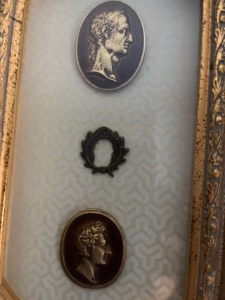 Pareja de cuadros antiguos con medallones