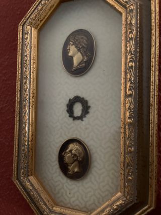 Pareja de cuadros antiguos con medallones