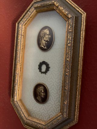 Pareja de cuadros antiguos con medallones