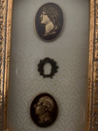 Pareja de cuadros antiguos con medallones