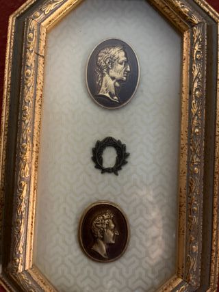 Pareja de cuadros antiguos con medallones