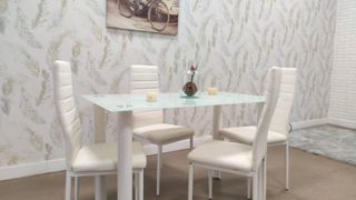 Mesa de cristal con 4 sillas blancas
