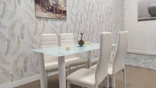 Mesa de cristal con 4 sillas blancas