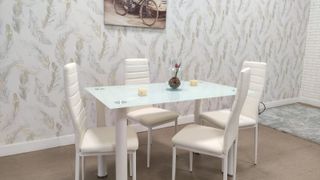 Mesa de cristal con 4 sillas blancas