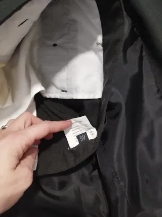 Traje de hombre gris marengo con una puesta.