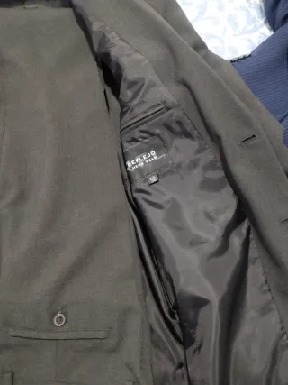 Traje de hombre gris marengo con una puesta.