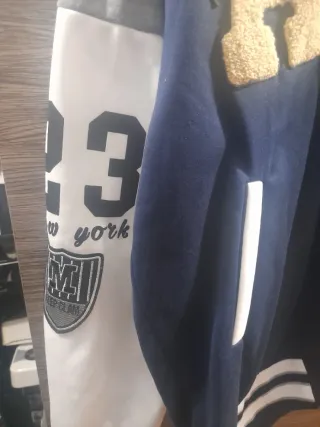 Chaqueta estilo universitario azul y blanco