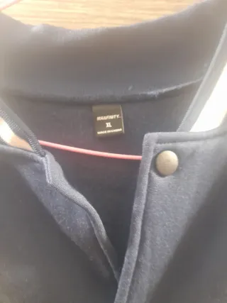 Chaqueta estilo universitario azul y blanco