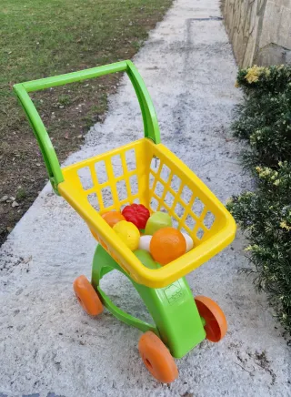 Carrito de juguete con frutas