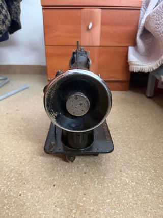 Máquina de coser antigua , funcióna correctamente