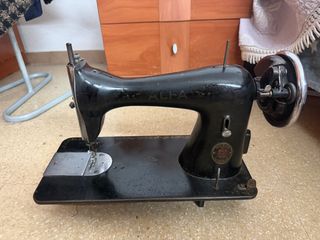 Máquina de coser antigua , funcióna correctamente