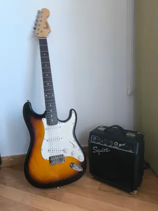 Guitarra Eléctrica Fender Squire Strat + Ampli