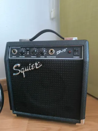 Guitarra Eléctrica Fender Squire Strat + Ampli