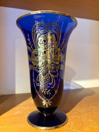 Jarrón azul y dorado con detalles plateados