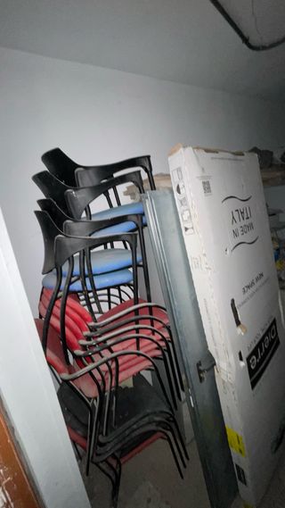 Lote de Sillas Metálicas y Plástico