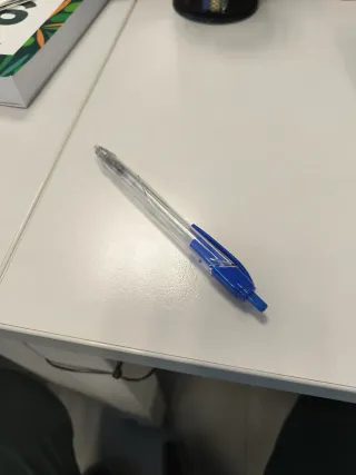 Bolígrafo azul y transparente