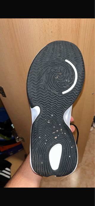 Zapatillas Nike Negras y Doradas. Talla 43