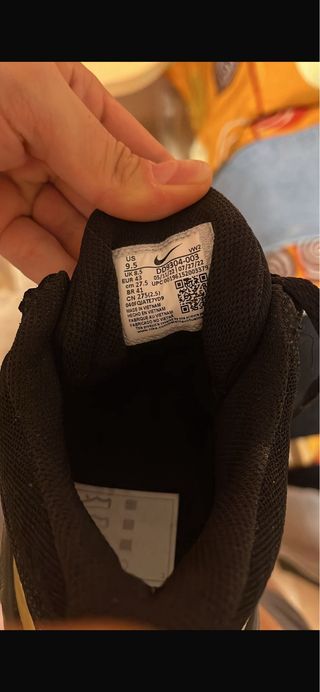 Zapatillas Nike Negras y Doradas. Talla 43