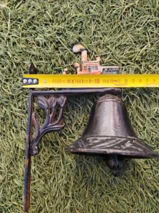 Campana de hierro antigua con barco