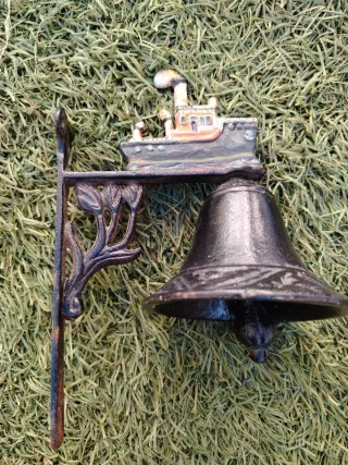Campana de hierro antigua con barco