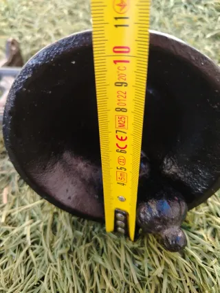 Campana de hierro antigua con barco