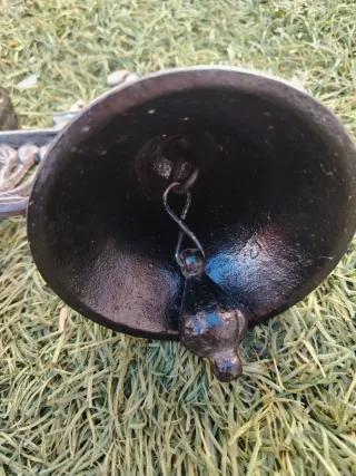 Campana de hierro antigua con barco