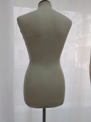 Maniquí de costura beige y marrón