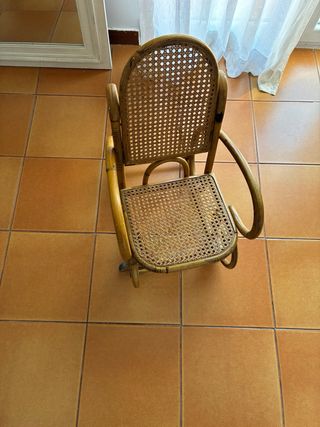 Dolce culla per bambini in rattan e legno