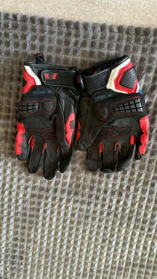 Cazadora, casco y guantes moto