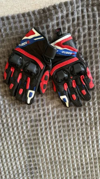 Cazadora, casco y guantes moto