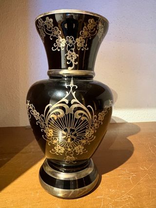 Jarrón de cristal negro y dorado