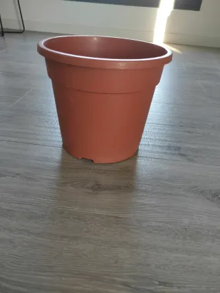 Maceta grande de plástico marrón