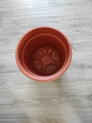 Maceta grande de plástico marrón