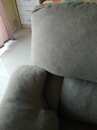 Sofá 2 plazas gris amplio. Se recoge en el lugar