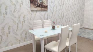 Mesa de cristal con 4 sillas blancas