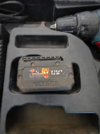 Taladro Bosch con 2 baterías y cargador