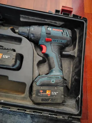 Taladro Bosch con 2 baterías y cargador