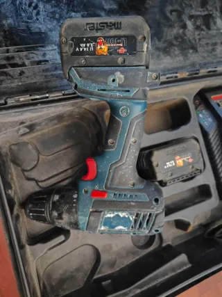 Taladro Bosch con 2 baterías y cargador